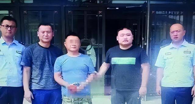 用Go语言写一篇关于人间蒸发28年命案逃犯落网的文章，其实挺妙的